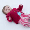 Kép 2/3 - KITE unisex kötött gyerek kardigán - piros színben biopamutból 12-18 hó