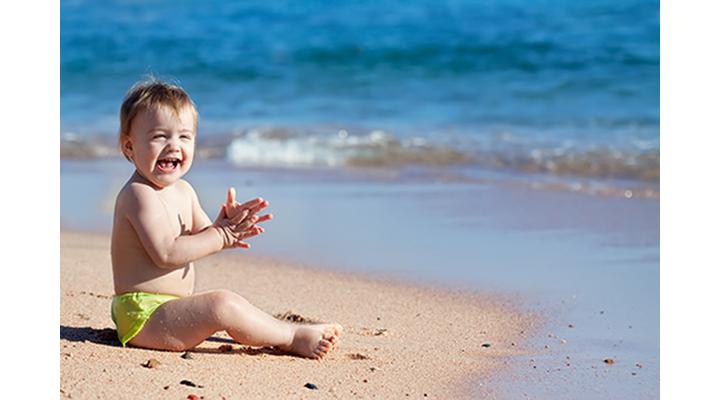 Babával a strandon, ezeket vidd magaddal!
